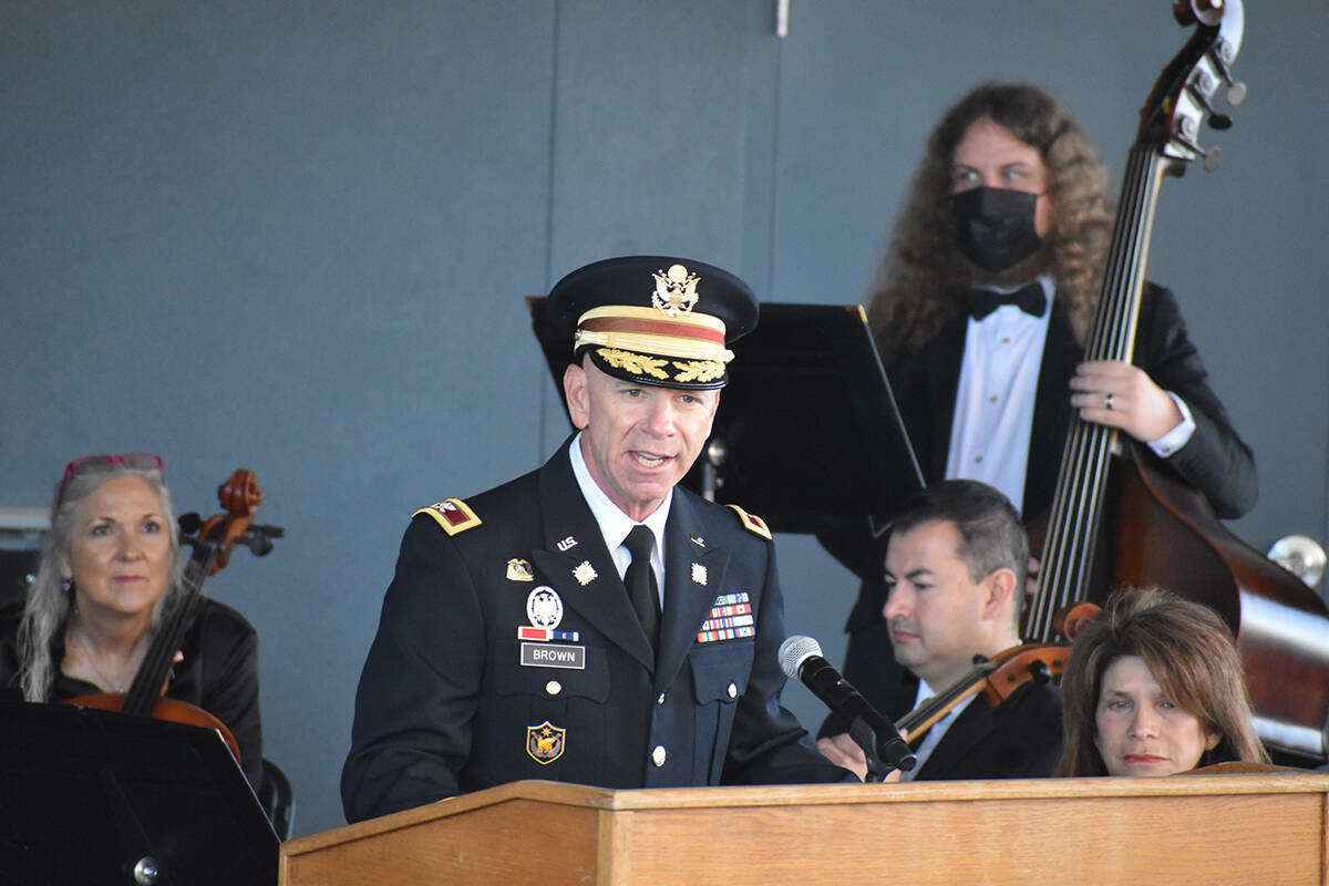 El coronel Jerry Brown habla durante la ceremonia del Día de los Veteranos 2021. Familiares y ...