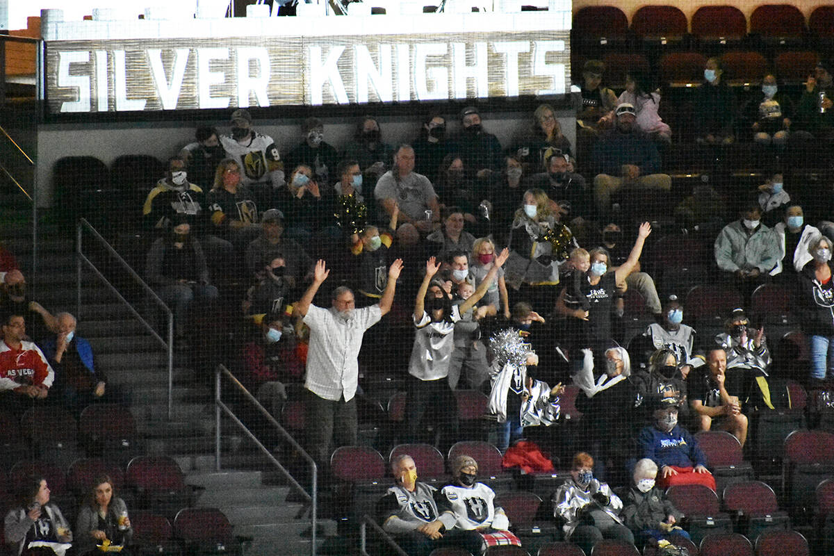 Aficionados de Henderson Silver Knights animan a su equipo durante un juego de la AHL contra Tu ...