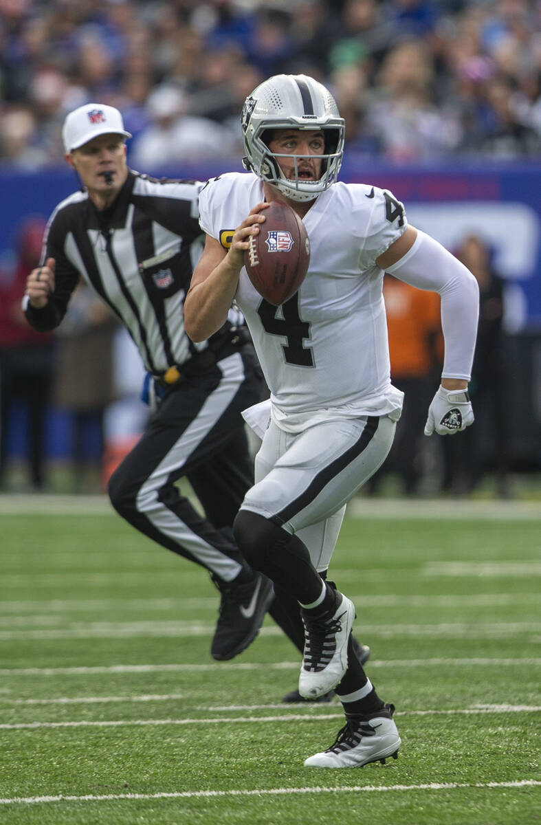 El quarterback de los Raiders de Las Vegas, Derek Carr (4), busca un open receiver mientras es ...