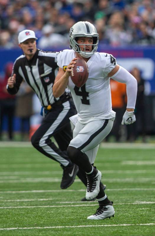 El quarterback de los Raiders de Las Vegas, Derek Carr (4), busca un open receiver mientras es ...