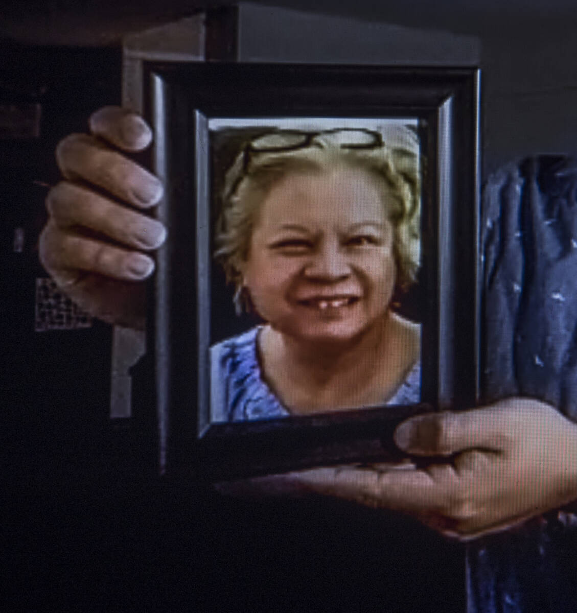 Roderick Alimusa sostiene una fotografía de su madre María Alimusa, que murió en Heights of ...