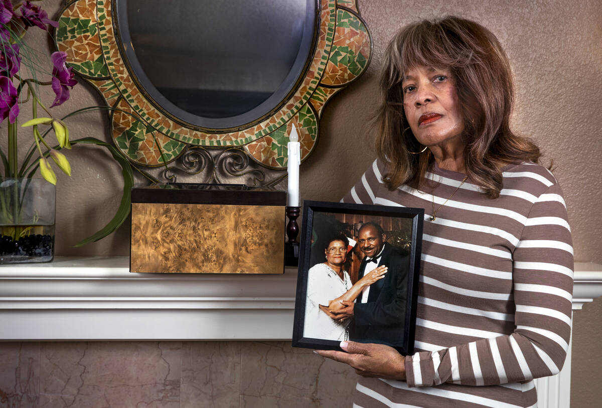 Sylvia Smith sostiene una foto de sus padres, Geneva y George Woods, cerca de la repisa de la c ...