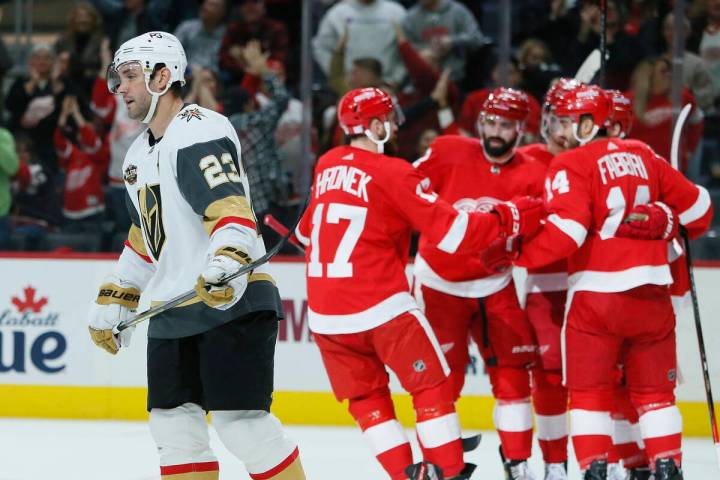 El defensa de los Vegas Golden Knights Alec Martínez (23) se aleja patinando tras el tercer go ...