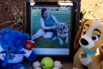 Una fotografía de Tina Tintor, de 23 años, y su perro Max en un lugar improvisado para honrar ...