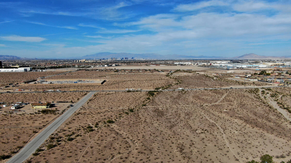 Una vista aérea de la propiedad para un proyecto de 268 acres al sur del M Resort el lunes el ...