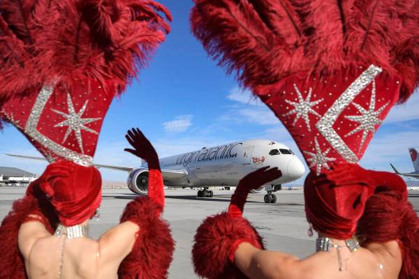 Coristas saludan mientras el vuelo 155 de Virgin Atlantic procedente del aeropuerto londinense ...