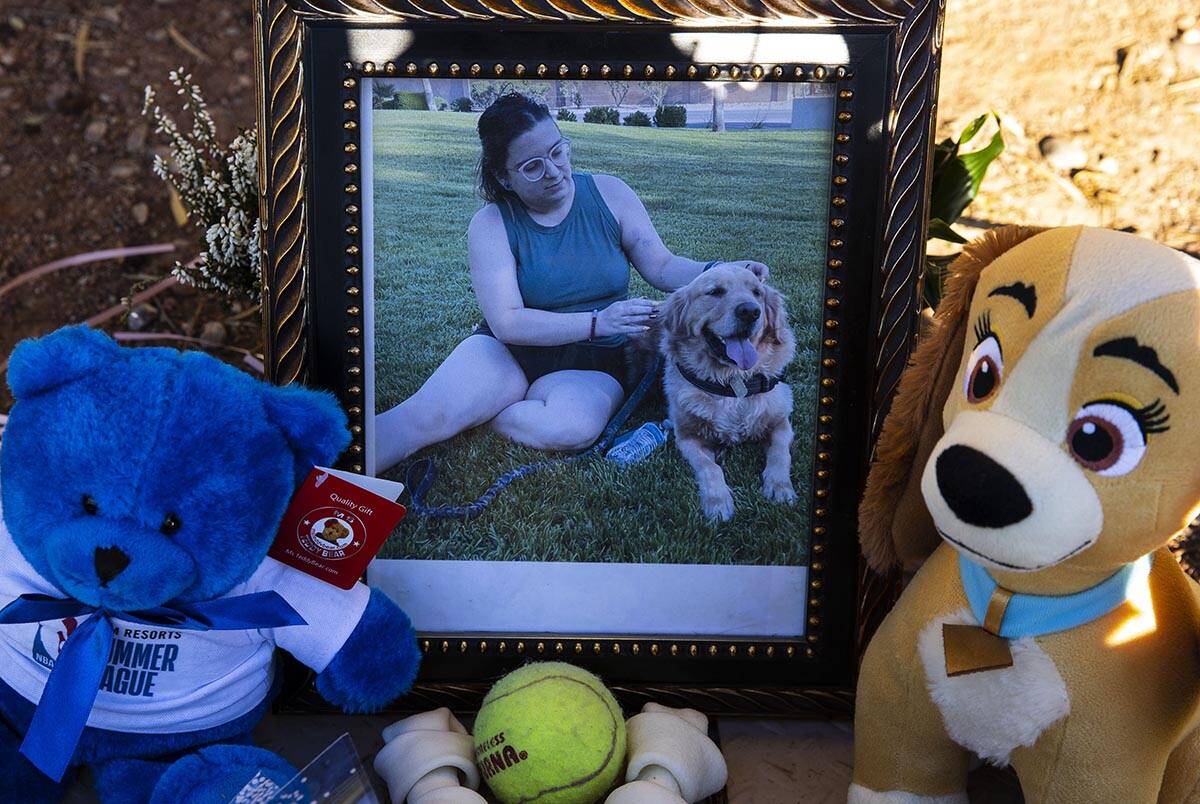 Una fotografía de Tina Tintor, de 23 años, y su perro, Max, en un lugar improvisado para honr ...