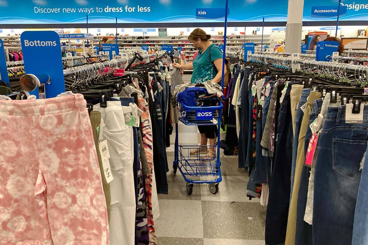 En esta foto del 21 de julio de 2021, un consumidor compra en una tienda minorista en Morton Gr ...