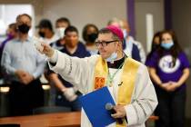 El Reverendo Gregory Gordon, obispo auxiliar de la Diocese of Las Vegas, bendice el St. Vincent ...