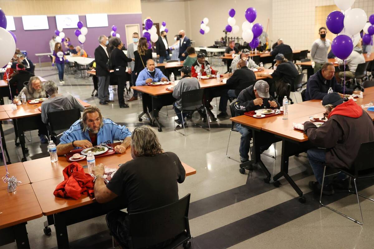 Gente cena durante el evento de reapertura del St. Vincent Lied Dining Facility en Catholic Cha ...