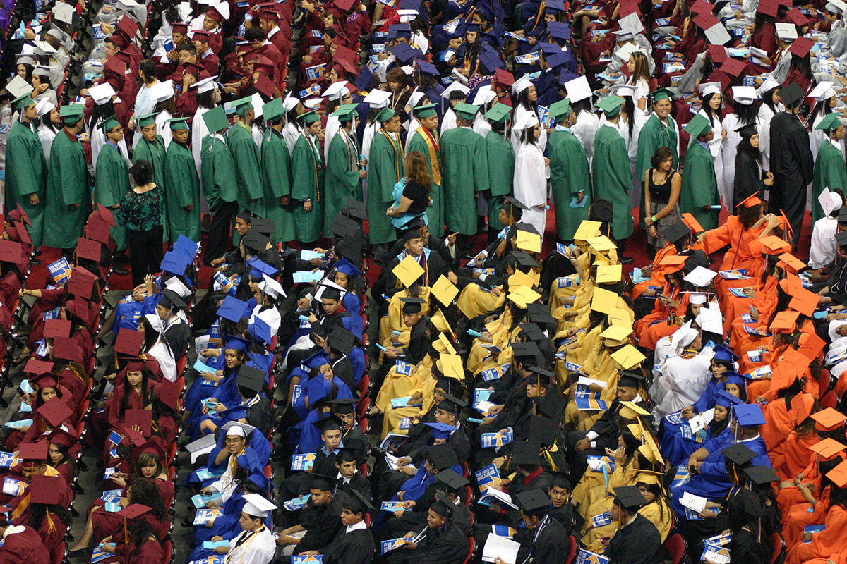 En la foto, de archivo, graduados de UNLV y escuelas preparatorias del valle. [Foto Frank Aleja ...