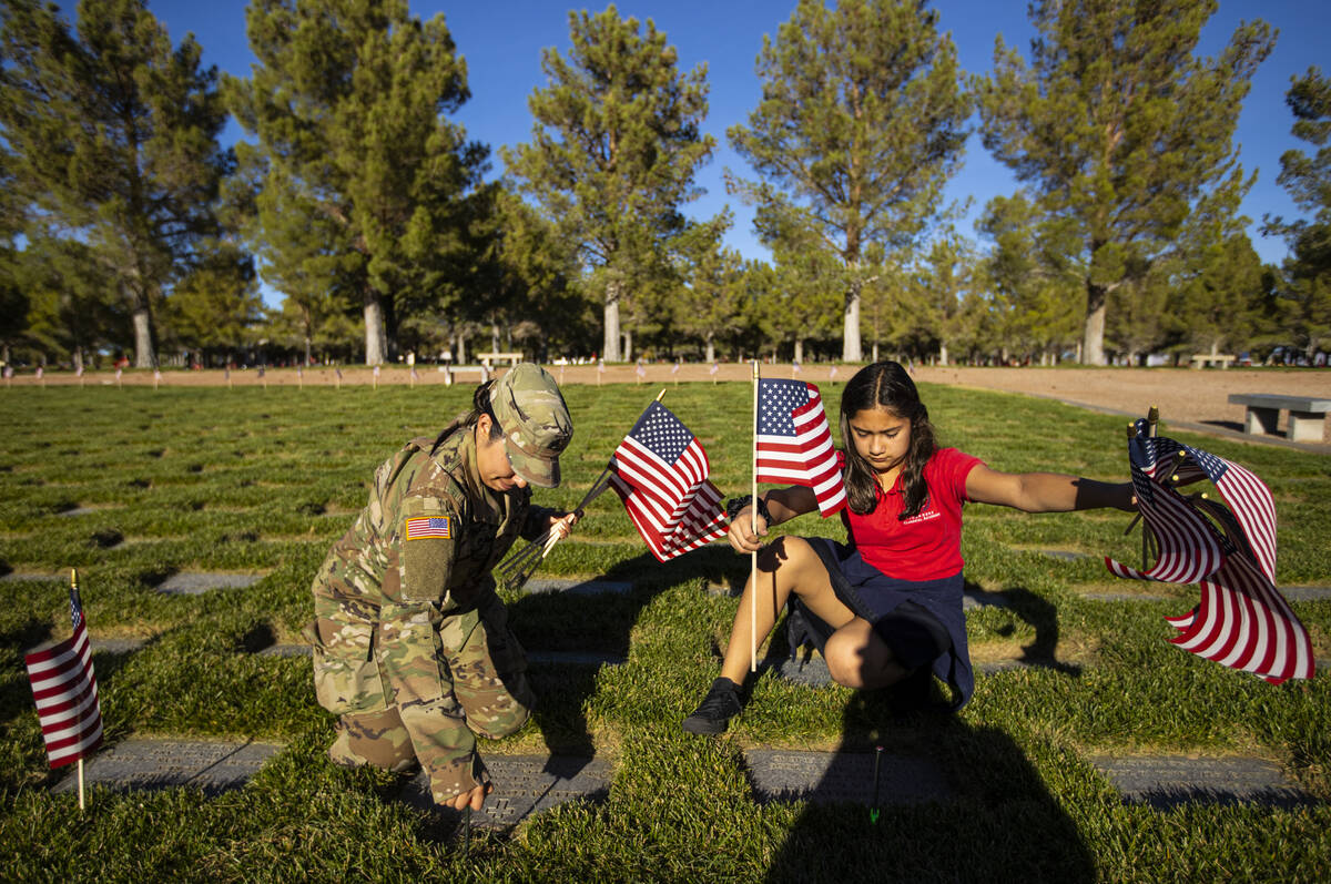 La sargento de la Guardia Nacional del Ejército de Nevada, Yvette Hernández, a la izquierda, ...