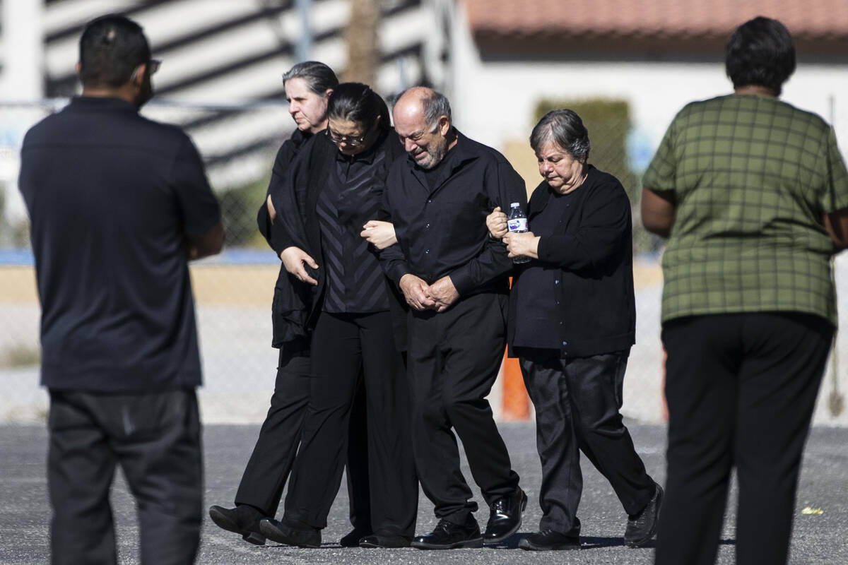 Los dolientes abandonan la iglesia ortodoxa serbia de St. Simeon después de asistir al funeral ...