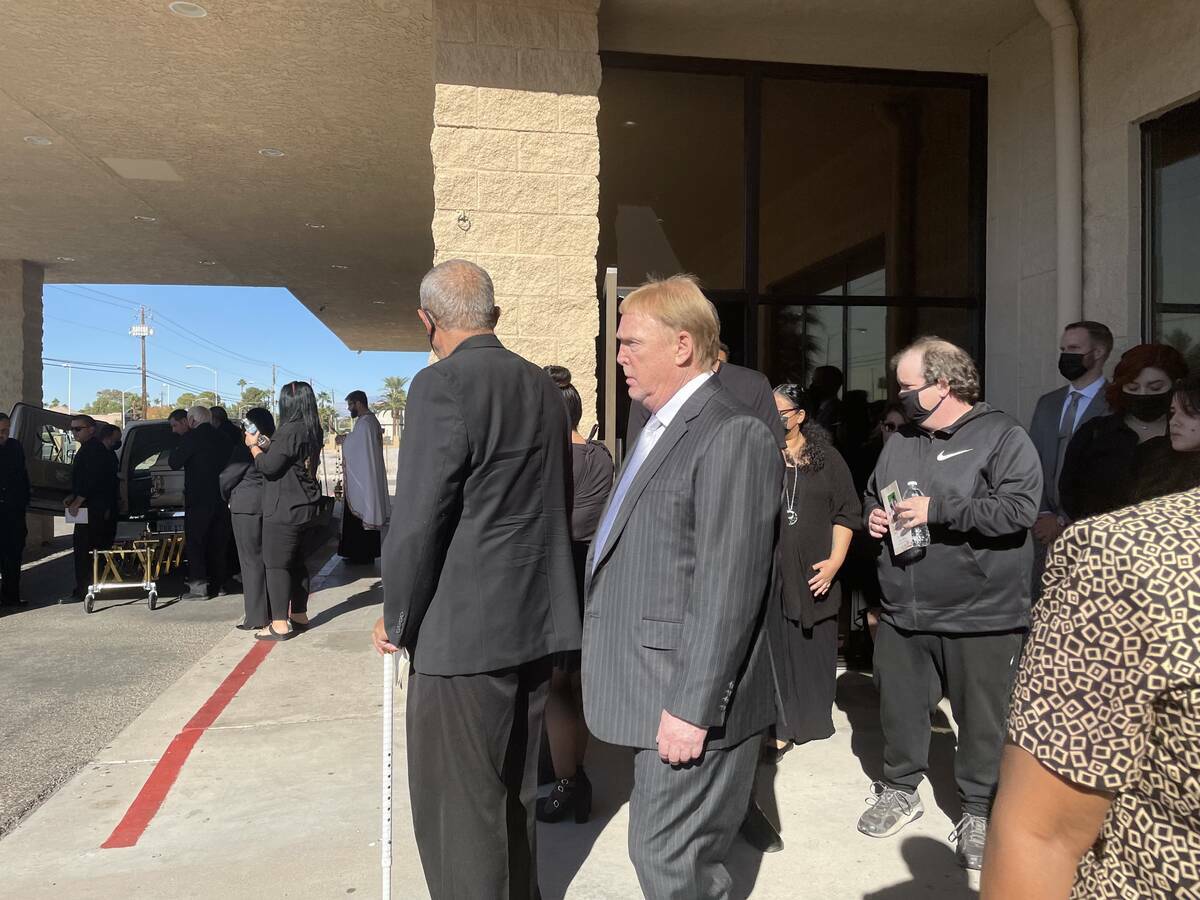 Se ve al dueño de los Raiders, Mark Davis, saliendo del funeral de Tina Tintor en la Iglesia O ...