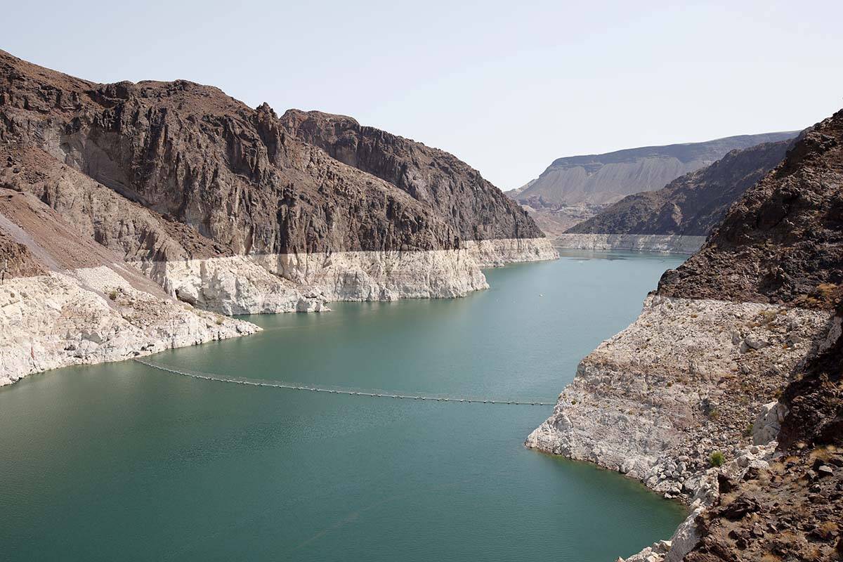 Un anillo de minerales claros muestra la línea de agua alta cerca de la Hoover Dam en el lago ...