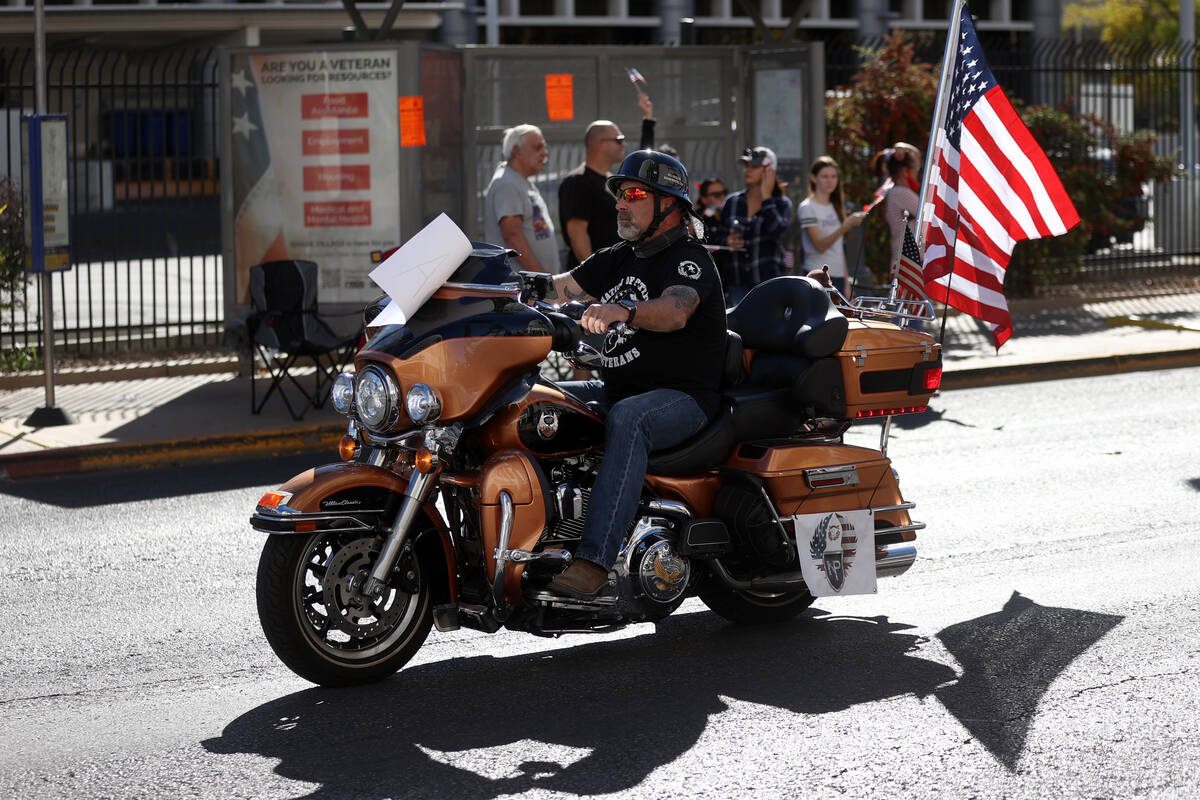 Un motociclista durante el desfile del Día de los Veteranos en 4th Street del centro de Las Ve ...