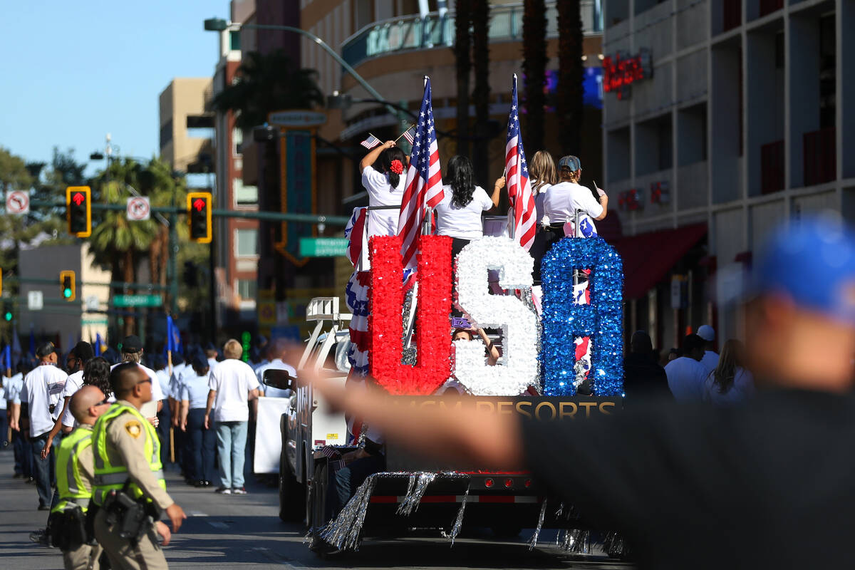 Participantes se abren paso por la ruta del desfile del Día de los Veteranos en 4th Street en ...