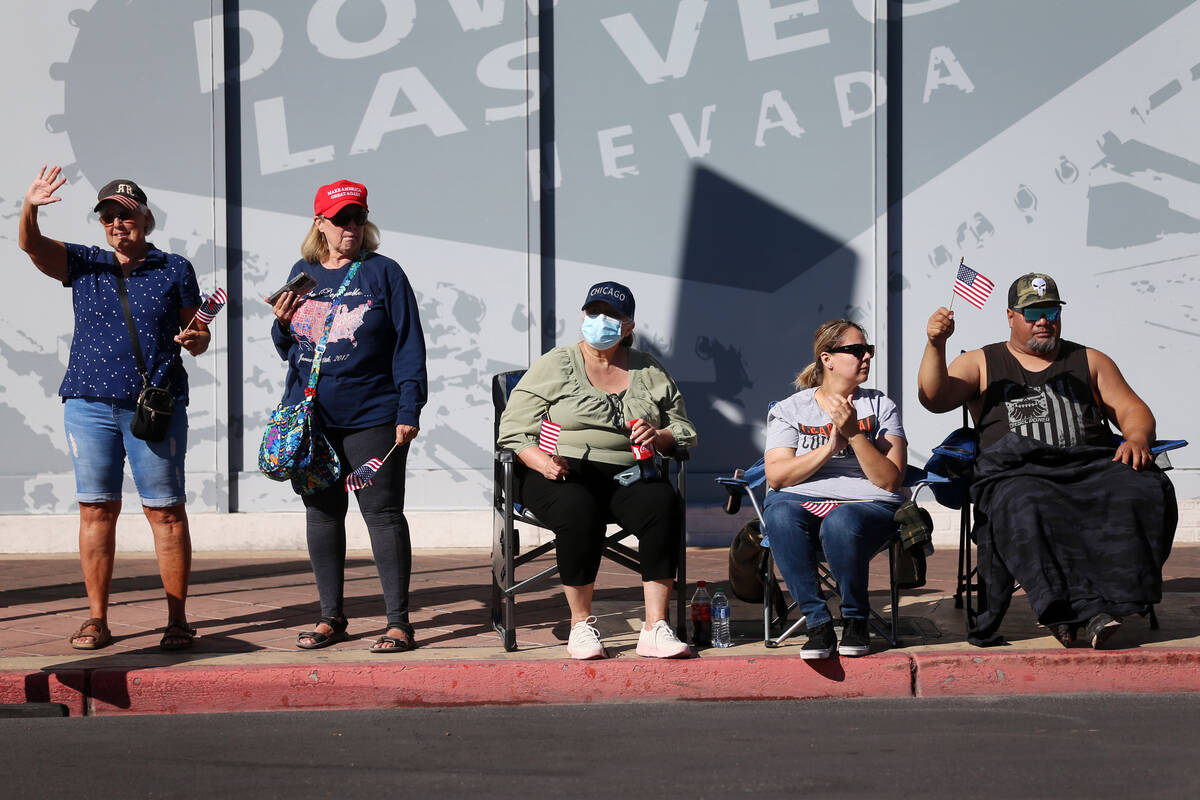 Gente observa el desfile del Día de los Veteranos en 4th Street en el centro de Las Vegas, el ...