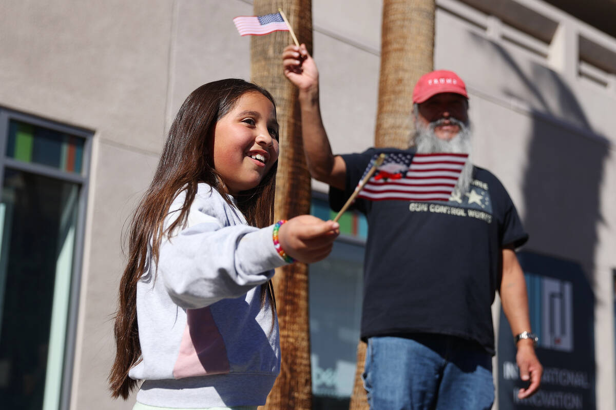 Audrey Curiel, de ocho años, con su abuelo Steve Montez, de Las Vegas, observan el desfile del ...