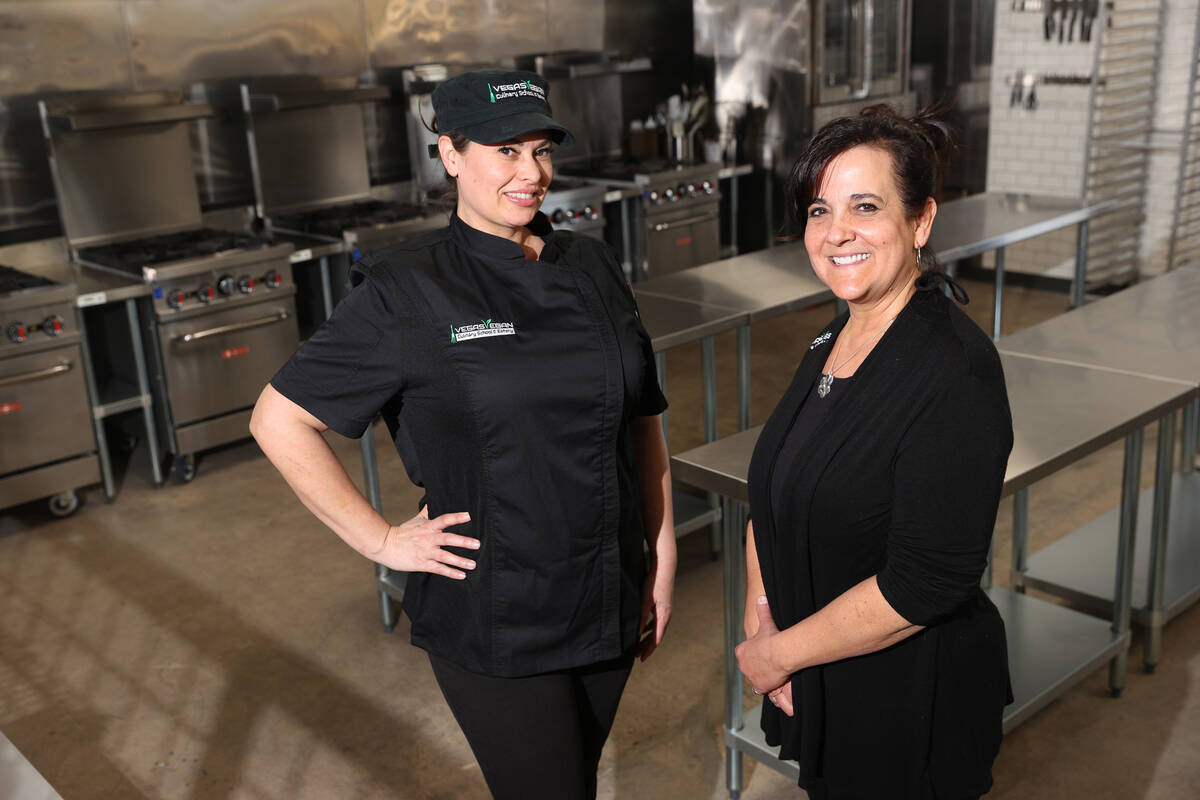 Mindy Poortinga, a la izquierda, y Heather Heath, copropietarias de Vegas Vegan Culinary School ...