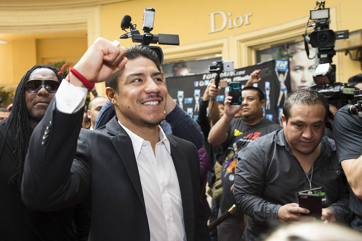En esta foto de archivo, el boxeador Jessie Vargas hace su "gran llegada" al hotel-casino Wynn, ...