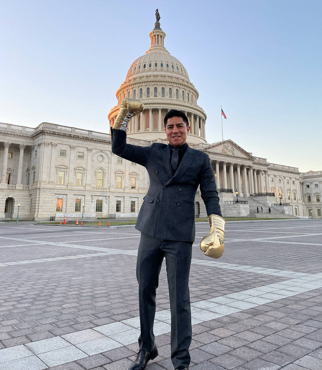 El boxeador Jessie Vargas posa para un retrato en las inmediaciones del Capitolio de Estados Un ...