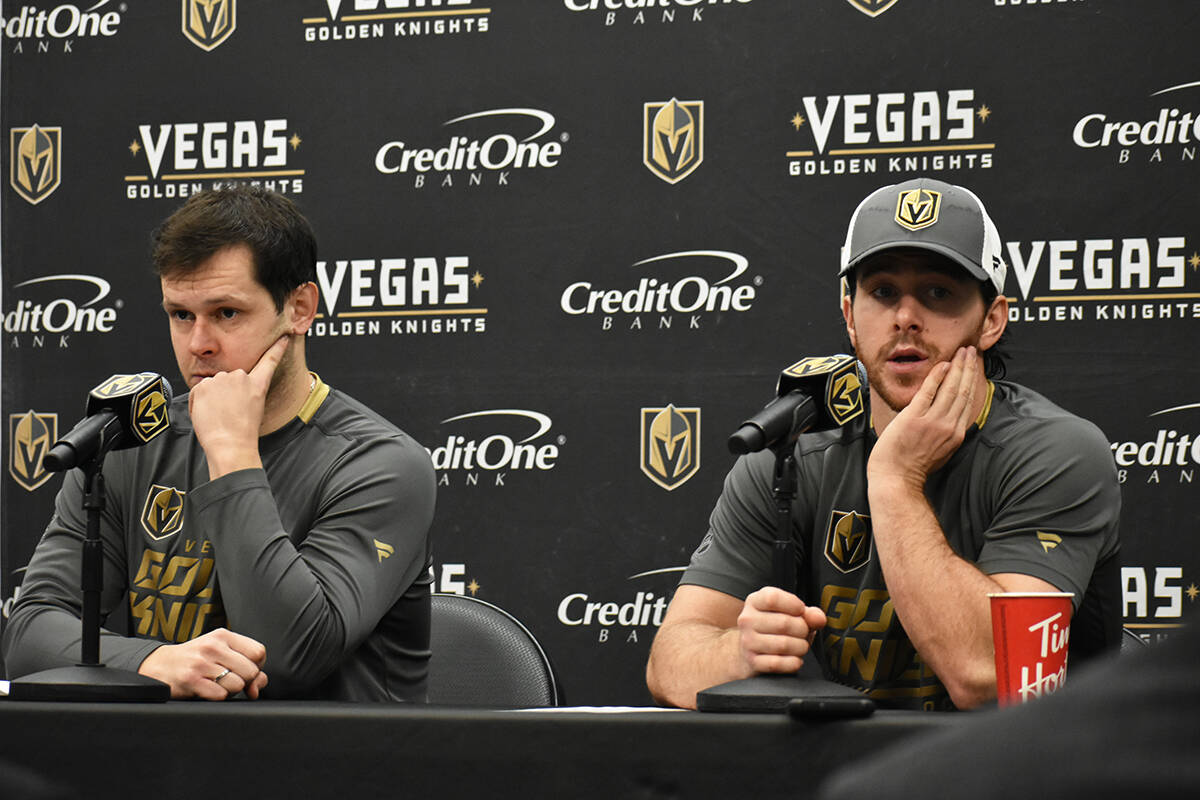 Los jugadores de Vegas Golden Knights, Evgenii Dadonov (izquierda) y Jonathan Marchessault, hab ...