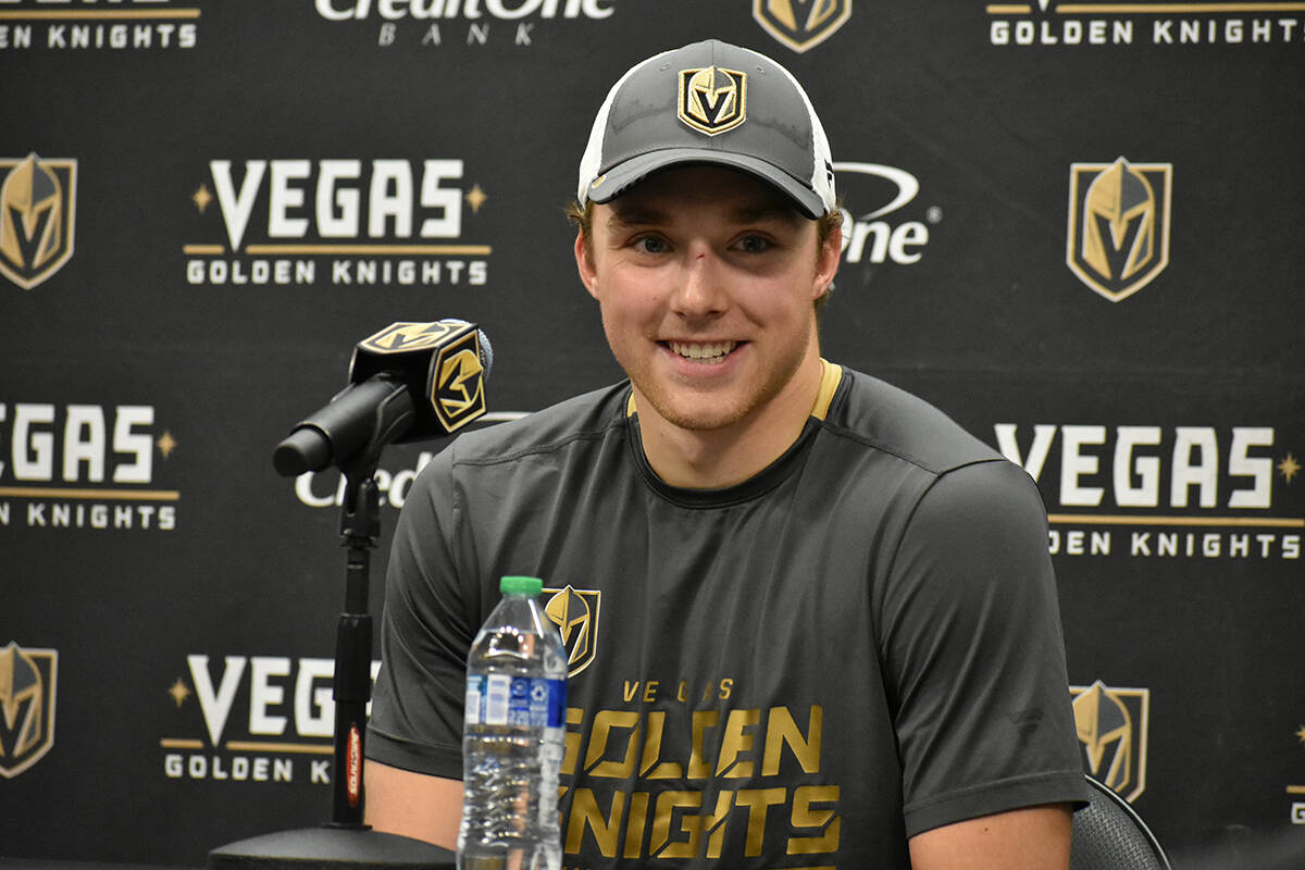 El jugador de Vegas Golden Knights, Jake Leschyshyn, sonríe en conferencia de prensa luego de ...