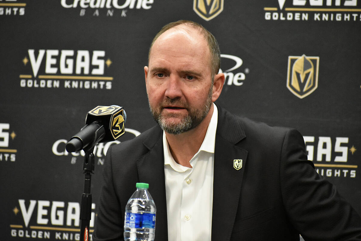 El entrenador de Vegas Golden Knights, Peter DeBoer, habla con los medios de comunicación lueg ...