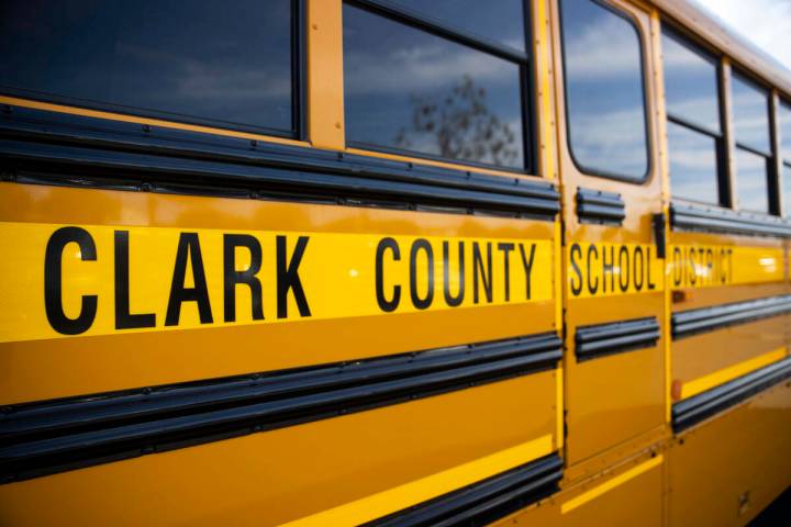 Un autobús del Distrito Escolar del Condado Clark es visto afuera de Spring Valley High School ...
