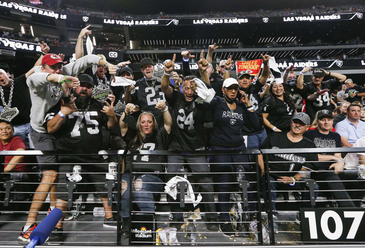 Los aficionados de los Raiders vitorean durante la primera mitad de un juego de la NFL contra l ...