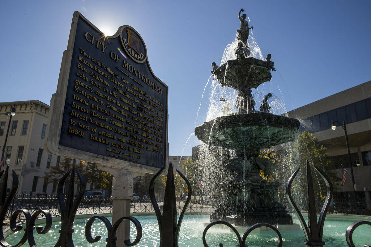 Un marcador histórico en Court Square Fountain en el centro de Montgomery, Alabama, fotografia ...