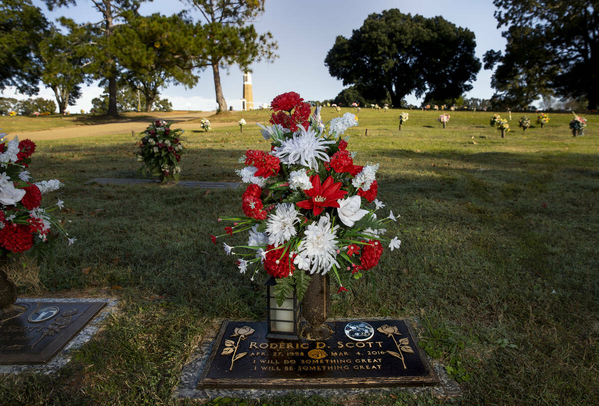 La lápida de Roderic Scott, un amigo cercano de Henry Ruggs que murió trágicamente en un acc ...