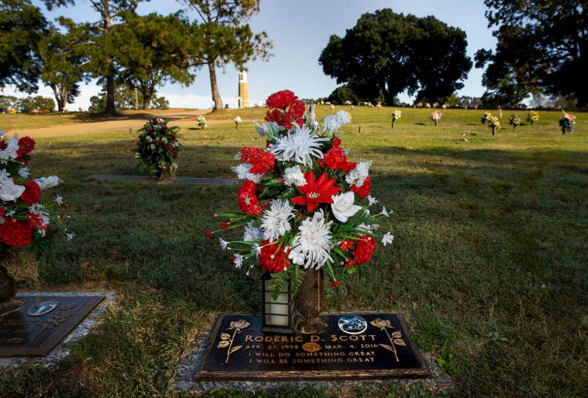La lápida de Roderic Scott, un amigo cercano de Henry Ruggs que murió trágicamente en un acc ...
