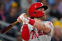 Bryce Harper, de los Philadelphia Phillies, observa su jonrón de dos carreras durante la terce ...