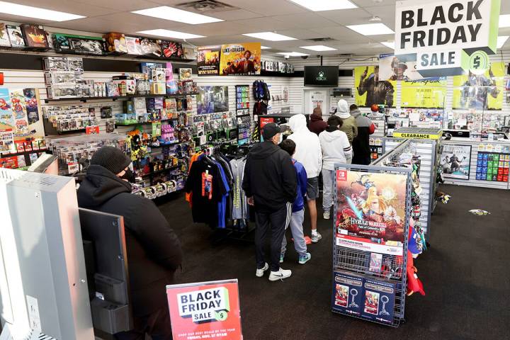 En esta foto de archivo, los compradores se alinean para las ofertas del "Black Friday" en Game ...