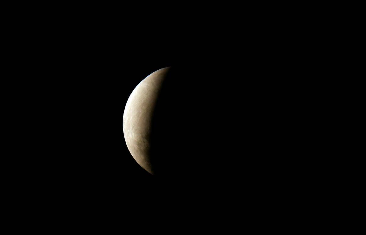 Una luna parcialmente eclipsada se ve desde Asunción, Paraguay, a primera hora del viernes 19 ...