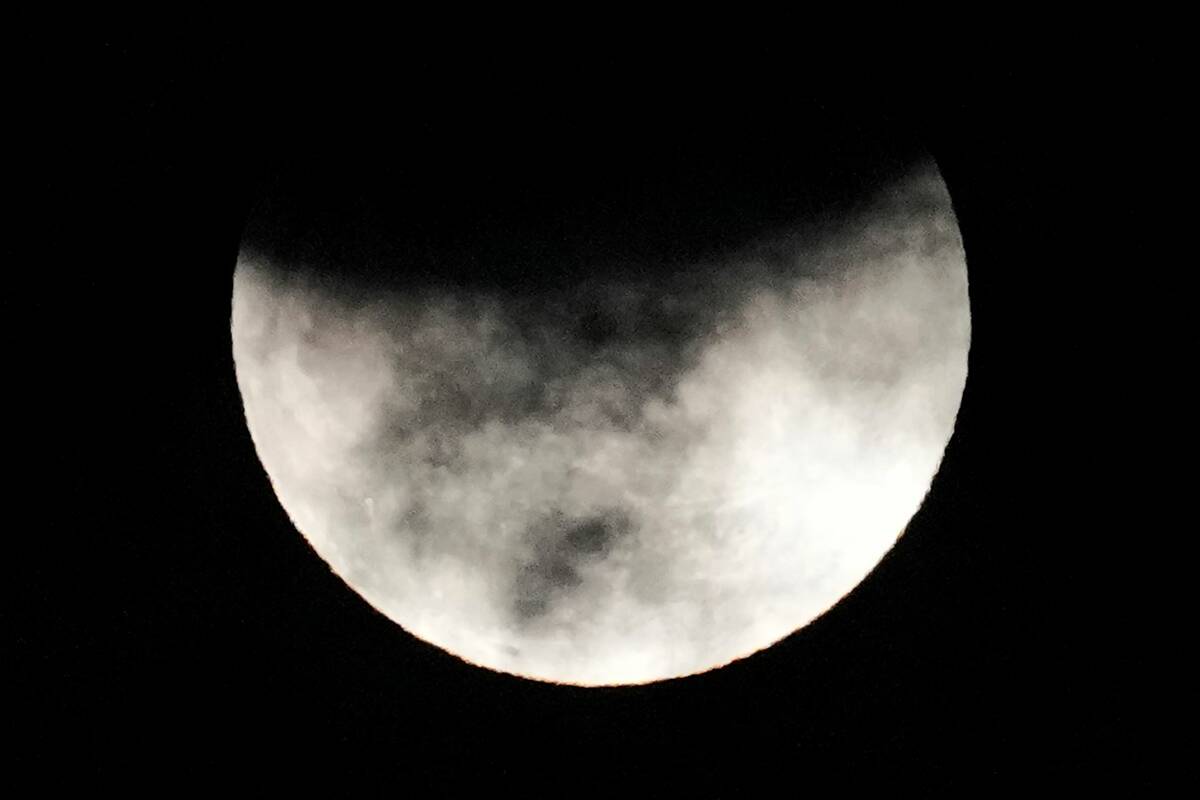 Un eclipse lunar parcial se ve en Manila, Filipinas, el viernes 19 de noviembre de 2021. (AP Ph ...