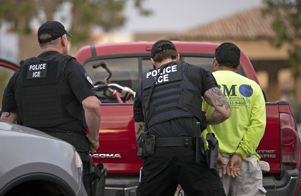 Agentes del Servicio de Inmigración y Aduanas de Estados Unidos (ICE) arrestan a un hombre dur ...
