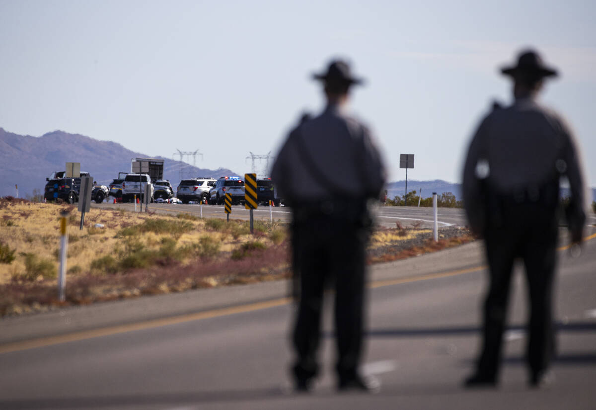 Los policías de la Nevada Highway Patrol responden a la escena de un accidente que dejó al me ...