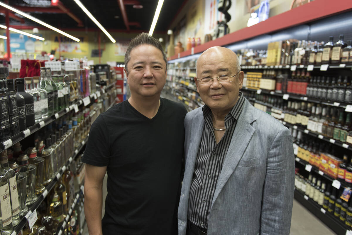 Hae Un Lee, fundador de Lee's Discount Liquor, a la derecha, y su hijo, Kenny Lee, de pie en un ...