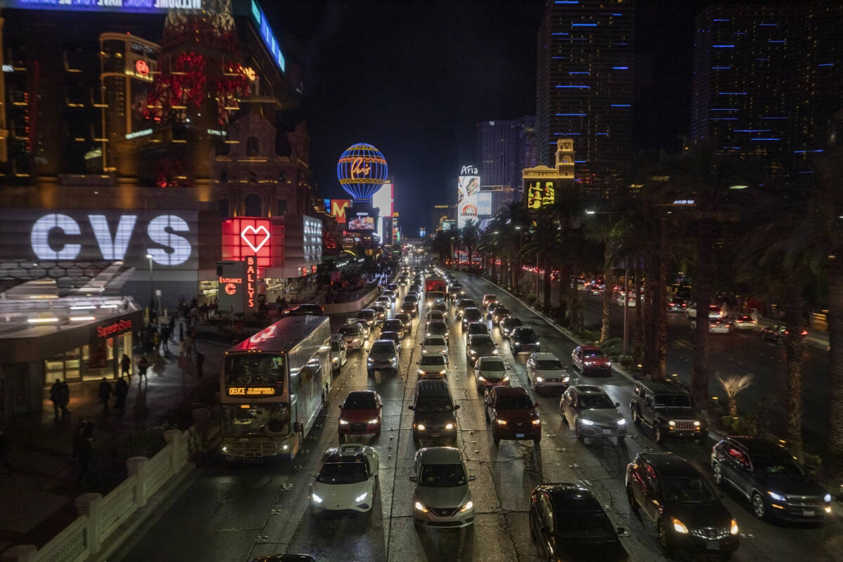 El tráfico pesado se mueve a través del Strip en Las Vegas Blvd., el viernes 27 de noviembre ...