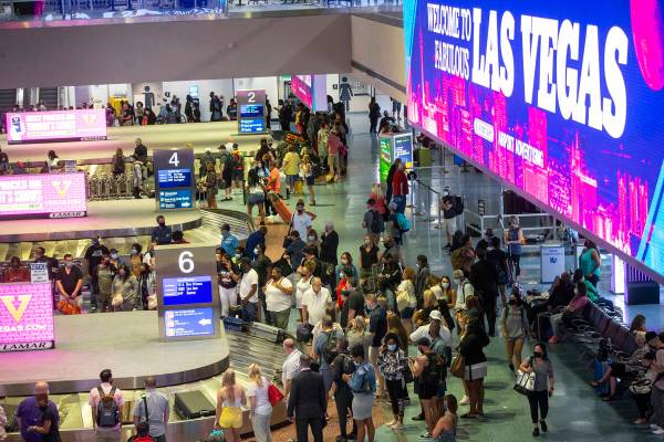 Viajeros esperan su equipaje en la Terminal 1 del Aeropuerto Internacional McCarran en Las Vega ...