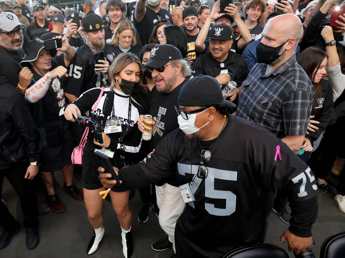 Sammy Hagar es rodeado por fans después de tocar durante el medio tiempo mientras los Raiders ...