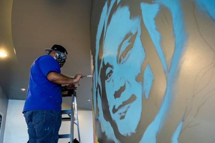 El artista Miguel Hernández pinta un mural en memoria de Tony Hsieh en el vestíbulo de los ci ...