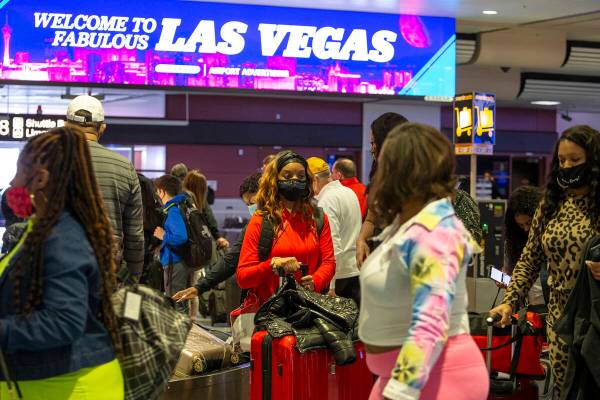 Visitantes de Las Vegas, con equipos de protección personal para evitar la propagación del CO ...