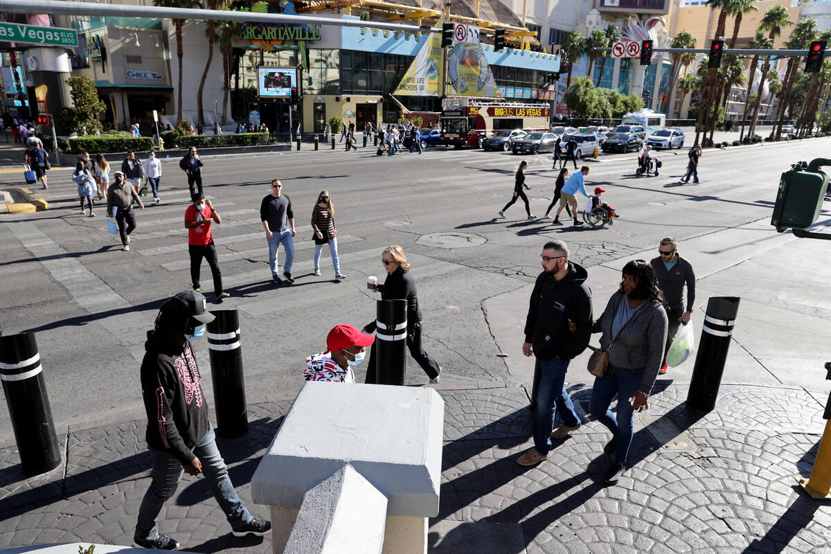 La gente camina entre The Linq y Caesars en el Strip de Las Vegas el lunes 22 de noviembre de 2 ...