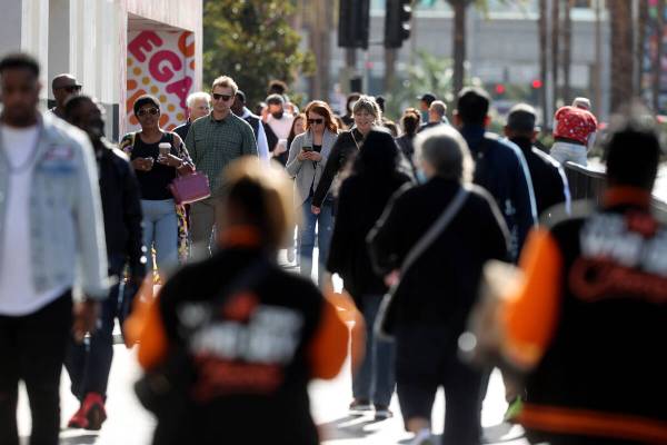 Gente pasa por delante del hotel The Linq en el Strip, en Las Vegas, el lunes 22 de noviembre d ...