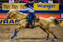 Hailey Kinsel de Cotulla, Texas, se dirige a casa en Barrel Racing en la décima ronda de las W ...