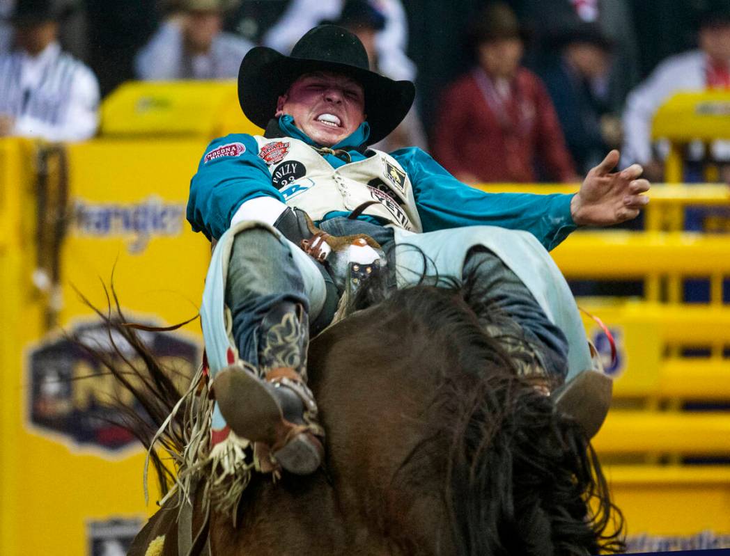 Richmond Champion de The Woodlands, Texas, profundiza en Bareback Riding durante la décima ron ...